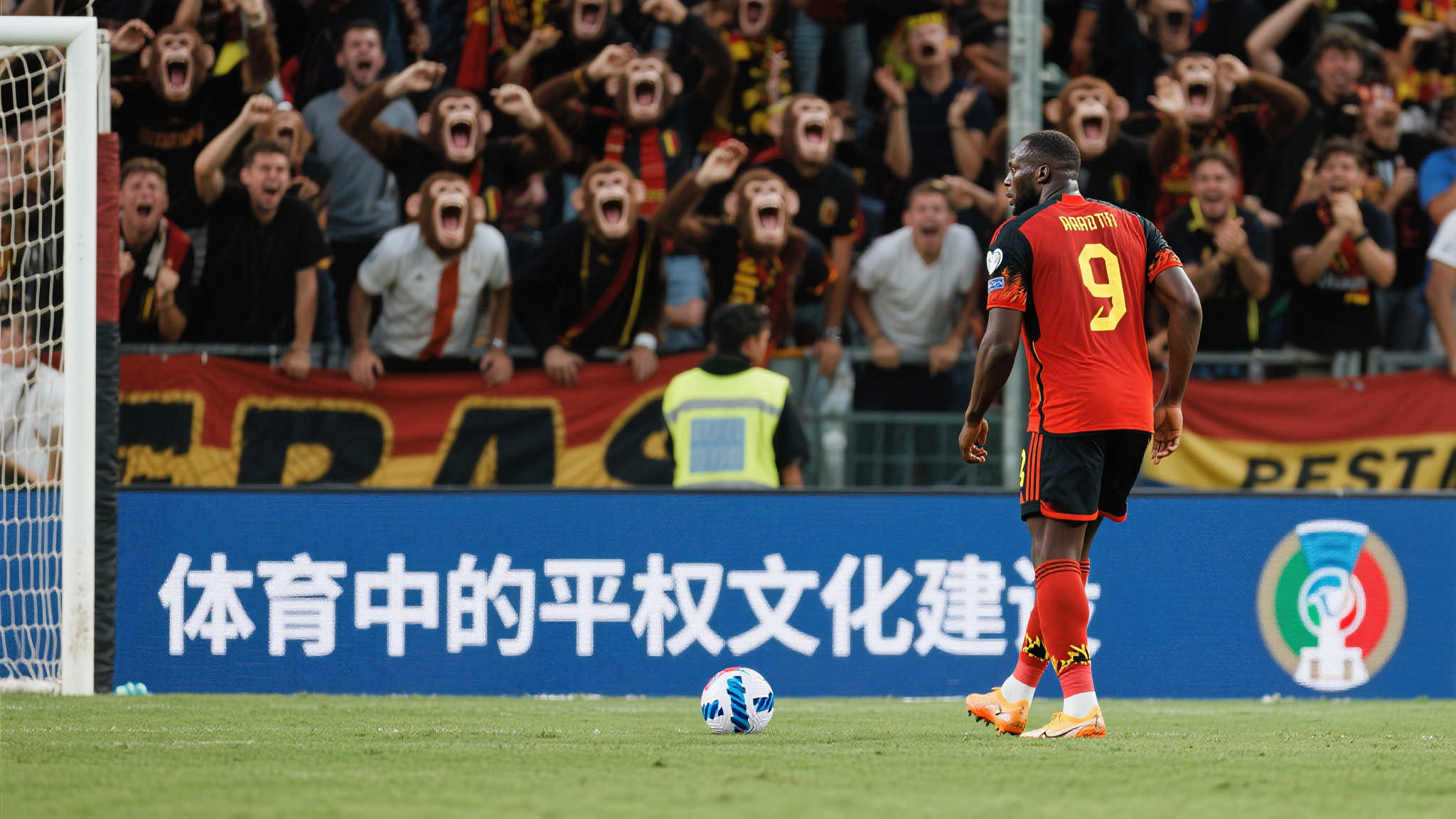 皇马球员吕迪格指责帕丘卡队长发表种族歧视言论,裁判展开调查 近年来,有越来越多类似案件浮出水面。例如,在201